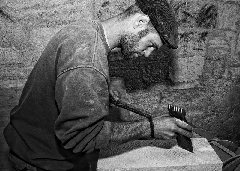 tailleur-pierre-HYERES-min_man-black-and-white-photography-monument-male-statue-1202231-pxhere.com